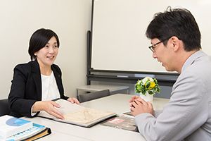 大阪、京都、オンライン・バーチャル・スクールの英会話教室「KEC外語学院」では講師が問い合わせ者・受講生と対応