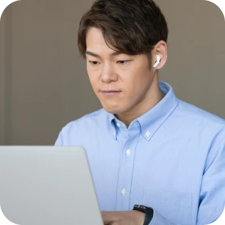 基本的な英語の型や理論がないまま会話に飛び込むと、聞き役になってしまうのに聞き取れない。知っている範囲で話しても通じず、ただ指摘されるだけで、上達にはつながらない。