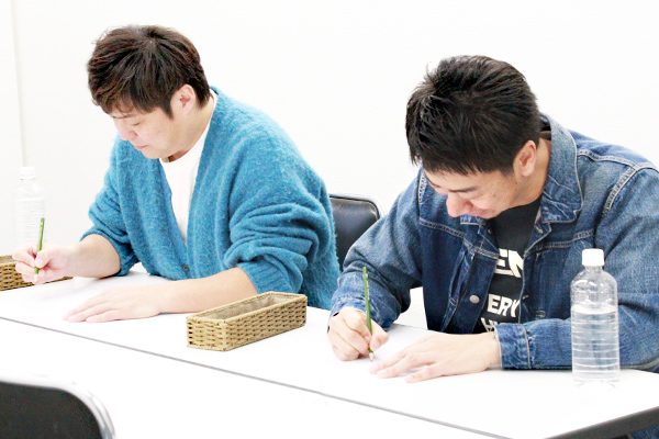 レベルチェックでは、真剣な表情の白川さんと浜本さん