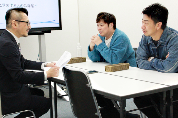 英語漫才・英会話の習得に向けカウンセリングを受ける