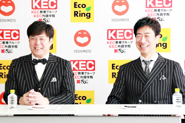 笑顔で漫才に対する思いや英語漫才・英会話の習得に向けた意気込みを語る