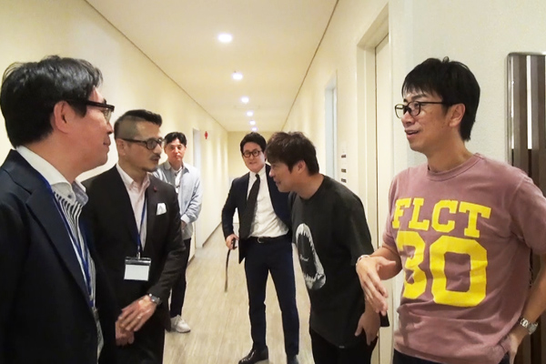 公演前にKEC外語学院のスタッフから激励を受けるテンダラー