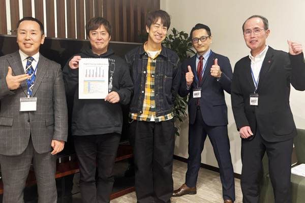 公演前にKEC外語学院スタッフより評価表を受け取るテンダラー