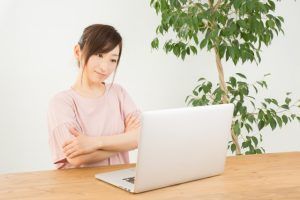 YouTubeの動画を視聴しながら英語を勉強する女性