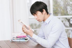 自習室で黙々と英会話の勉強に取り組む男性