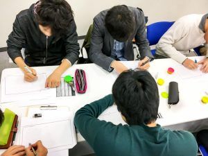 英語の訳に取り組む学生達