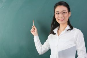 英語の勉強本の選び方で失敗しない方法をレクチャーする教師