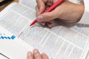 品詞を意識しながら英単語を辞書で引く男性